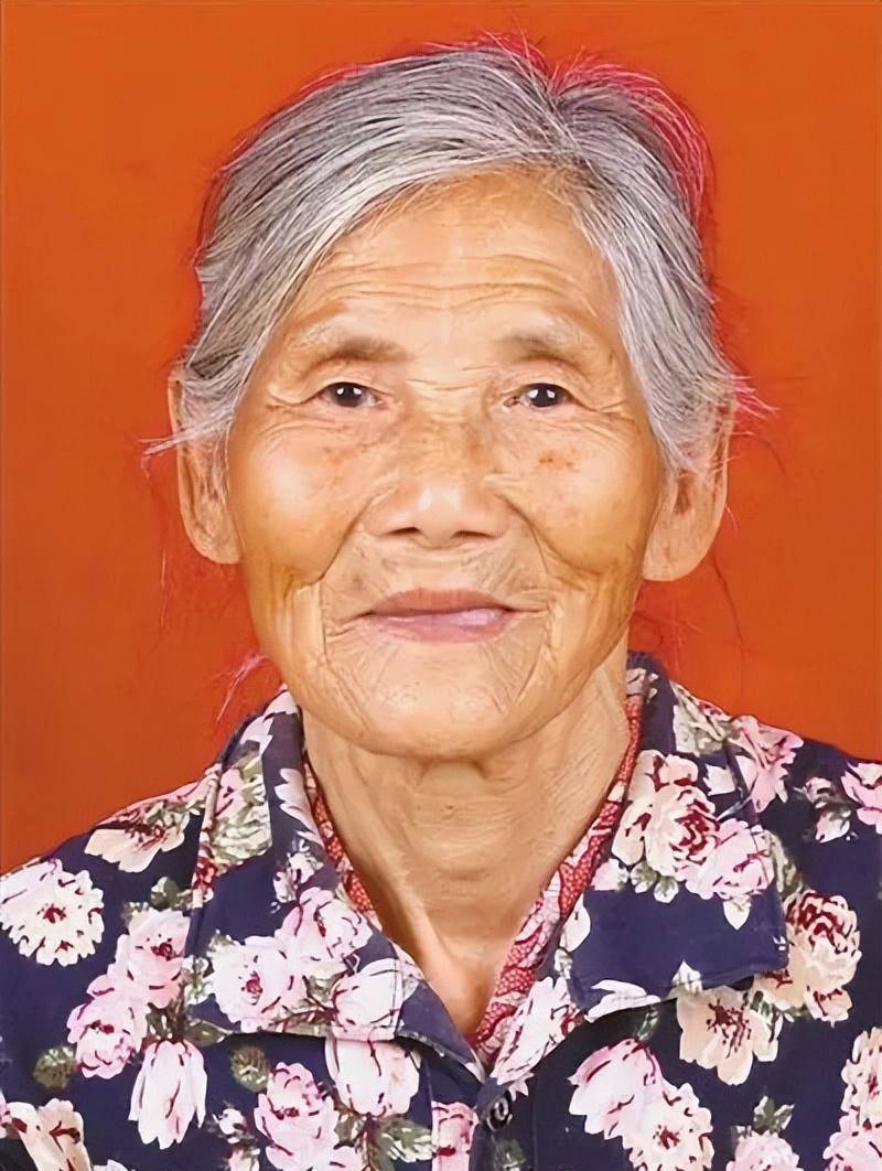 非凡体育24岁小伙和85岁老人拍婚纱照走红网络引热议背后故事令人感动(图2)