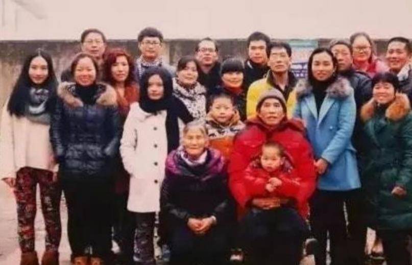 非凡体育24岁小伙和85岁老人拍婚纱照走红网络引热议背后故事令人感动(图4)