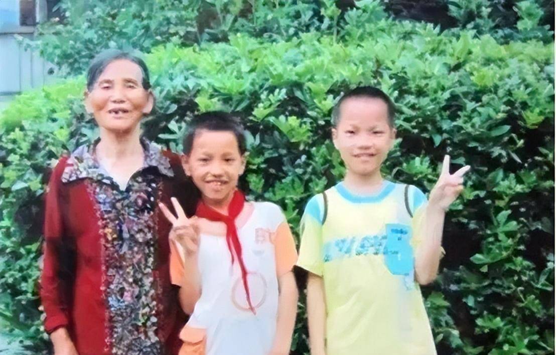 非凡体育24岁小伙和85岁老人拍婚纱照走红网络引热议背后故事令人感动(图8)