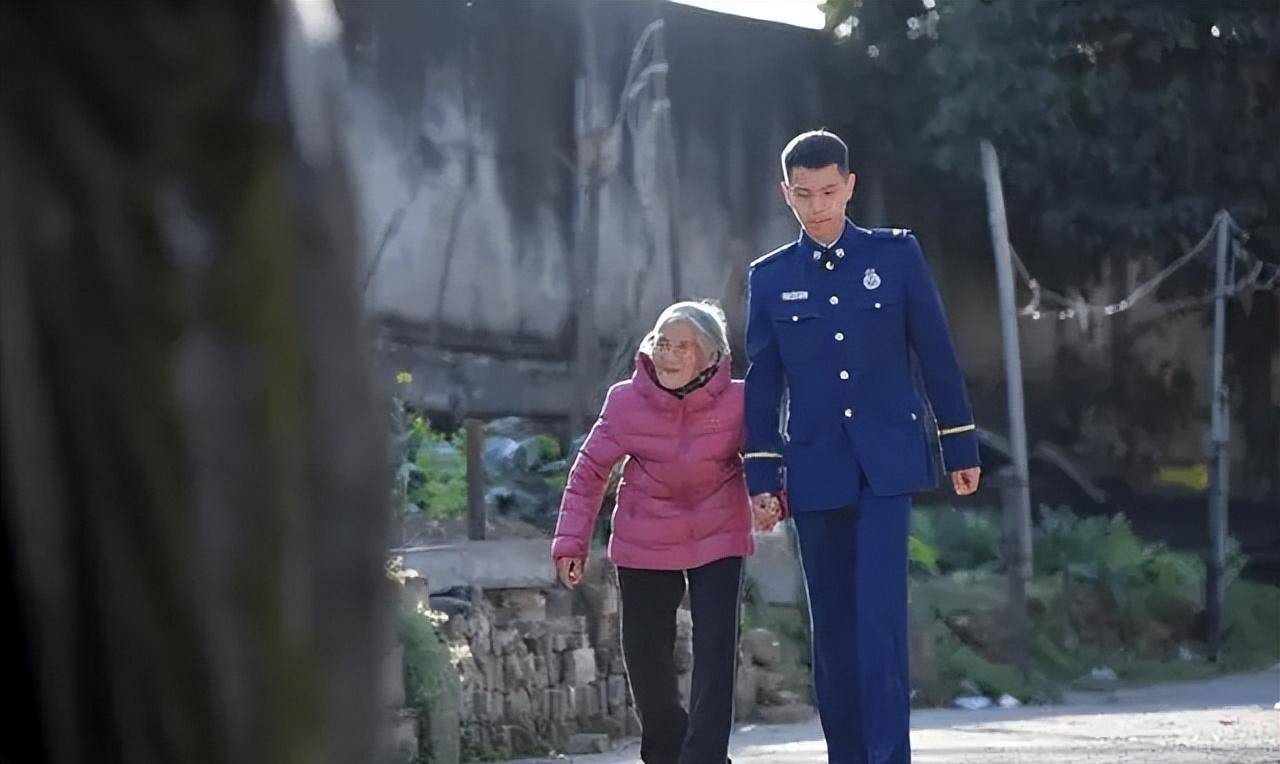 非凡体育24岁小伙和85岁老人拍婚纱照走红网络引热议背后故事令人感动(图11)